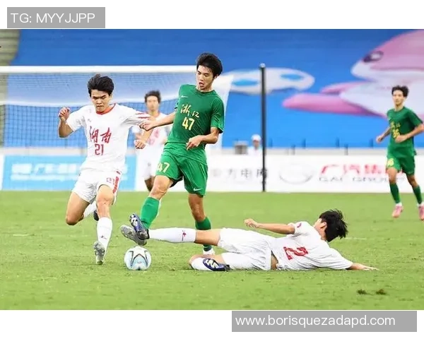 脚尖拨球技艺超群足球明星如何在赛场上闪耀光芒