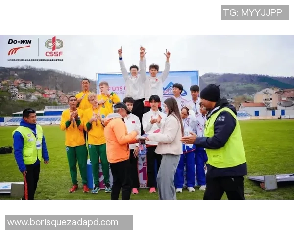 足球场上的守护者：那些为队友拼搏的明星球员们