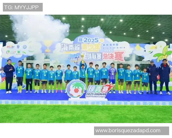 足球明星巡回演出盛典：激情四溢的绿茵场上与球迷共庆荣耀时刻